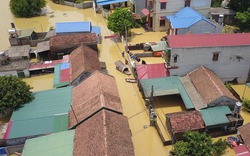 Hàng trăm nhà dân ngoại thành Hà Nội vẫn ngập sâu trong "biển nước"