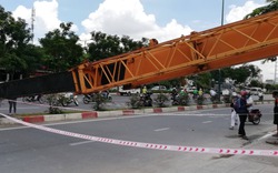 Cần cẩu đổ sập trên đại lộ lớn nhất Sài Gòn, nhiều người tháo chạy