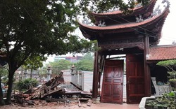 Trong đêm, tài xế lao xe húc đổ cổng chùa tại Hà Nội