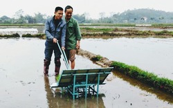"Mục sở thị" máy cấy trên đồng ruộng Can Lộc