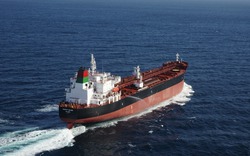 Giá dầu tăng vọt hơn 2% sau sự cố tàu chở dầu trên vịnh Oman
