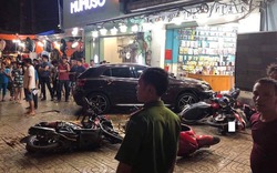 Nữ tài xế lái Mercedes lao dốc tông liên hoàn 7 xe máy, người văng la liệt