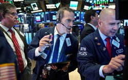 Dow Jones phục hồi ngoạn mục từ mức giảm gần 600 điểm