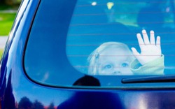 Dạy trẻ kỹ năng thoát hiểm khi bị nhốt trong ôtô