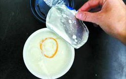 Tá hỏa phát hiện bao cao su trong sữa chua