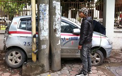 Hà Nội: Taxi bị... kẹp cứng giữa cột điện và tường bao