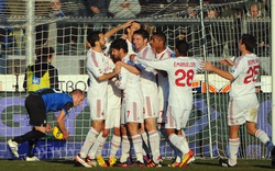 Thắng Atalanta 2-0, Milan vững ngôi đầu