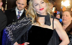 Madonna đeo găng để giấu nhẹm đôi tay gân guốc