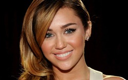 Miley Cyrus khéo khoe vòng một tròn đầy