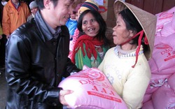 Báo NTNN trao quà tết ở TT - Huế: Sưởi ấm những phận nghèo