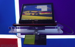 Cận cảnh laptop màn hình xoay của Toshiba