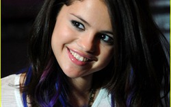 Selena Gomez khoe tóc xanh tím sành điệu