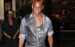 Balotelli bị fan M.U dùng trứng thối tấn công