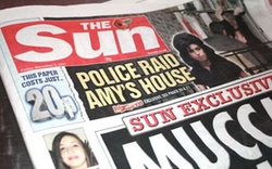 Bắt giữ bốn phóng viên báo The Sun của Murdoch