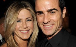 Jennifer Aniston tình tứ ôm chặt trai trẻ trên thảm đỏ