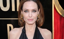 Angelina Jolie thê thảm với váy đen, gầy rộc đến gân guốc