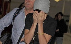 Justin Bieber bỗng giấu mặt... khoe hình xăm
