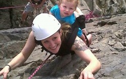 Địu con 2 tuổi trên lưng, bà mẹ trẻ chinh phục núi cao