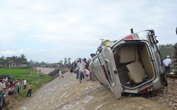 Tàu hỏa đâm ô tô, 7 người chết, bị thương