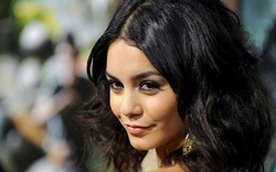 Vanessa Hudgens khoe lưng trần gợi cảm