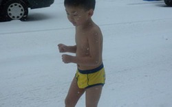Khuyến khích con trai 3 tuổi cởi quần áo, chạy giữa trời tuyết