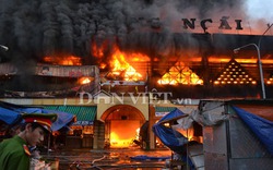 Chợ Quảng Ngãi cháy ngùn ngụt lúc rạng sáng