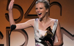 Taylor Swift phấn khích ôm &#34;kèn vàng&#34; Grammy