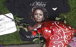 Tràn ngập hoa và nến tưởng nhớ Whitney Houston