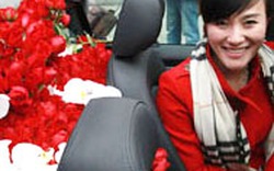 Mỹ nữ lái Audi chở 1000 bông hồng tìm... cảnh sát đẹp trai