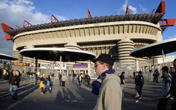 Fan Arsenal tấn công cảnh sát Italia dữ dội