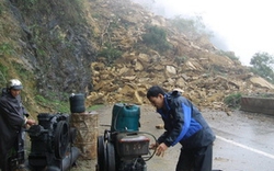 Nổ mìn phá đá tìm thi thể nạn nhân lở đất ở Mai Châu