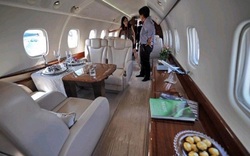 Đột nhập máy bay 30 triệu USD của Jackie Chan