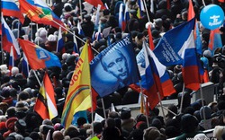Rợp trời cờ, biểu ngữ ủng hộ Putin