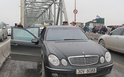 Xe Mercedes cháy trên cầu Chương Dương mang biển số giả
