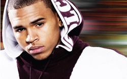 Chris Brown gặp rắc rối vì... giật Iphone của fan