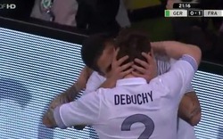 Hoảng hồn với nụ hôn của hai cầu thủ trong trận Pháp-Đức