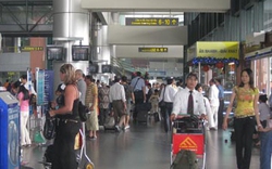 Hệ thống check-in ở Nội Bài tê liệt, sân bay hỗn loạn