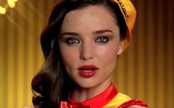 Đến lượt Miranda Kerr đứng kiểu &#34;lạ&#34; khoe chân dài