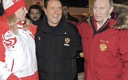 Putin diện áo đỏ rực, trượt tuyết cùng  Berlusconi