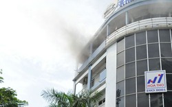 Đà Nẵng: Lửa khói bao trùm tòa nhà 4 tầng