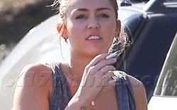 Miley Cyrus vừa phì phèo thuốc, vừa khoe nội y