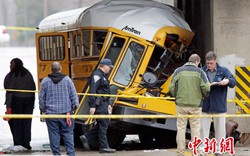 Xe buýt chở 50 học sinh gặp nạn
