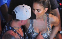 Bồ trẻ kéo áo... nhòm ngực Jennifer Lopez