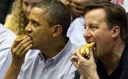 Lãnh đạo Anh–Mỹ xem bóng rổ, ăn... hotdog
