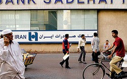 Chuyện chưa từng có: Hệ thống ngân hàng Iran chao đảo