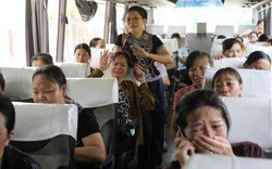 Nữ công nhân Việt ở Malaysia òa khóc trên xe