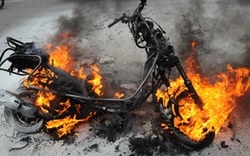 Clip: Xe Attila cháy như đuốc giữa đường phố Hà Nội