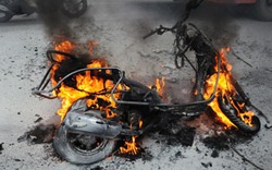 Hà Nội: Xe Attila cháy ngùn ngụt trên đường