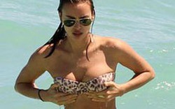 Sợ lộ ngực, Irina Shayk loay hoay chỉnh bikini