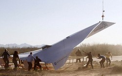 Máy bay giấy lớn nhất thế giới cất cánh